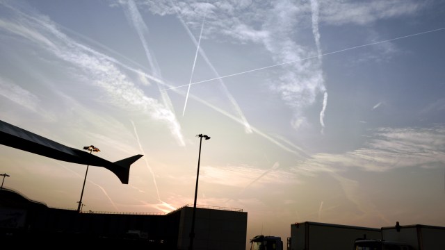 Multiple sling shots overhead London Heathrow at 6 am 22 September 2014. (Photo RDC)