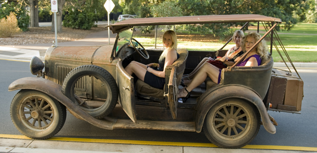 Jess Gallagher and her mum arrivinng at the Adelaide Zoo for a night with the Pandas.