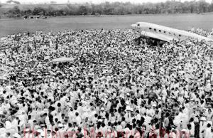 300 Alburians turn up to un-bog the Uiver 25Oct1934 (Photo: AlburyUiver.com)